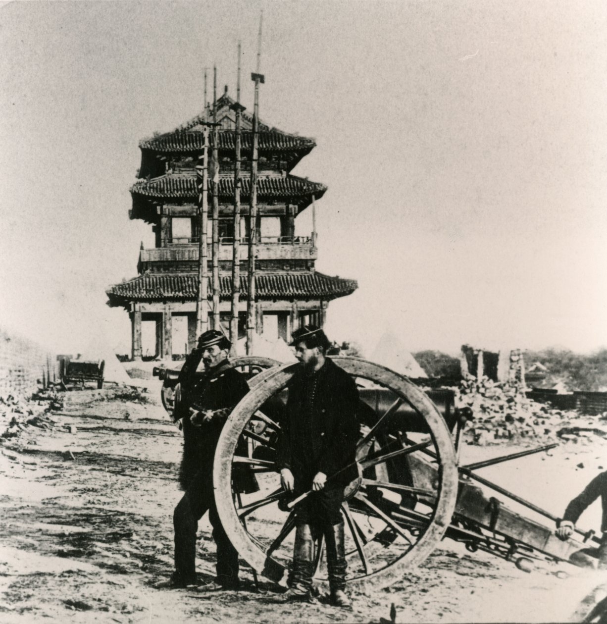 Soldati francesi vicino a un cannone a Pechino durante la spedizione anglo-francese in Cina, 1860 da Unbekannt Unbekannt
