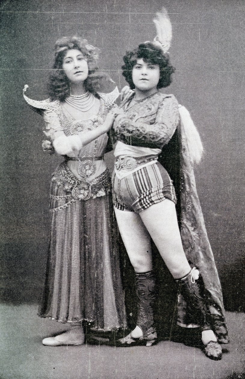 Liane de Pougy appare come la dea indiana "La Yakcha" al Palace Theatre, Londra con la sua assistente, Lallie Pernod, 1901 da Unbekannt Unbekannt