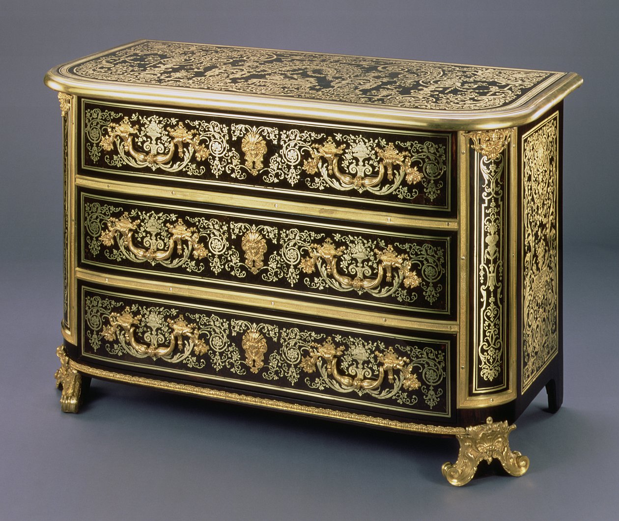 Comò di Luigi XIV Boulle con montature in bronzo dorato e intarsi elaborati di urne e volute floreali nello stile di Jean Berain I da Unbekannt Unbekannt