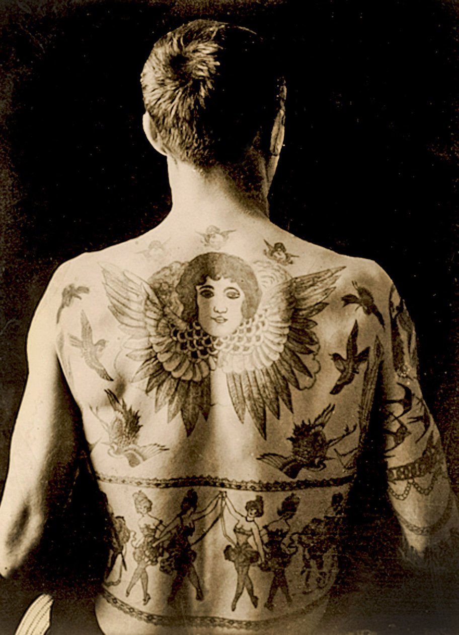 Ritratto di un uomo con un elaborato tatuaggio sulla schiena c.1910 da Unbekannt Unbekannt