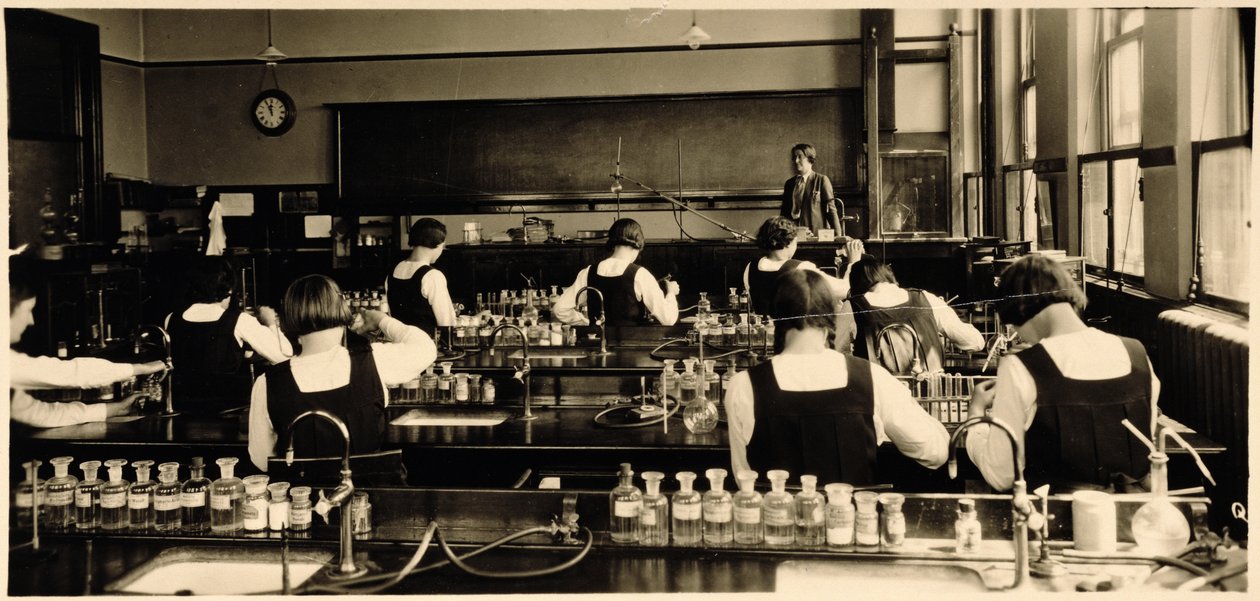 Lezione di scienze alla London Grammar School for Girls, 1936 da Unbekannt Unbekannt