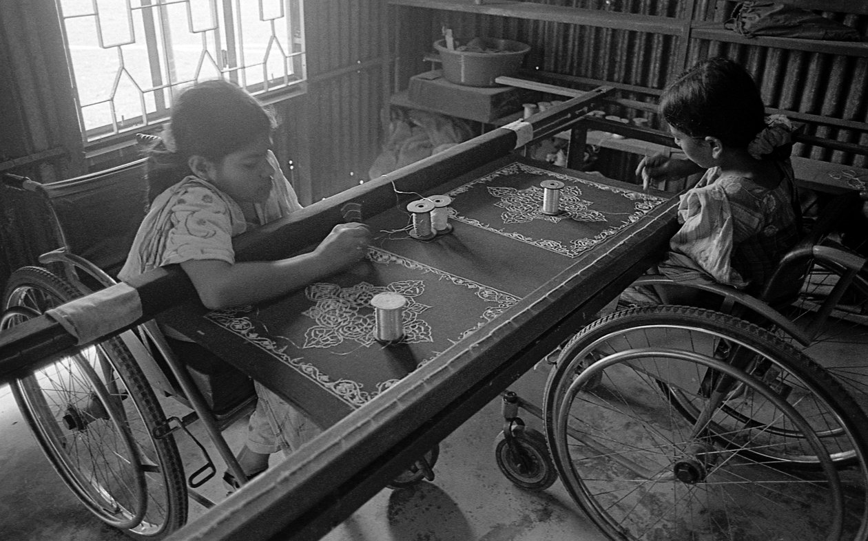 Due ragazze con disabilità fisiche impegnate nel ricamo sui vestiti al Centro per la Riabilitazione dei Paralizzati, CRP a Savar, Dhaka, Bangladesh. 2005. da Unbekannt Unbekannt