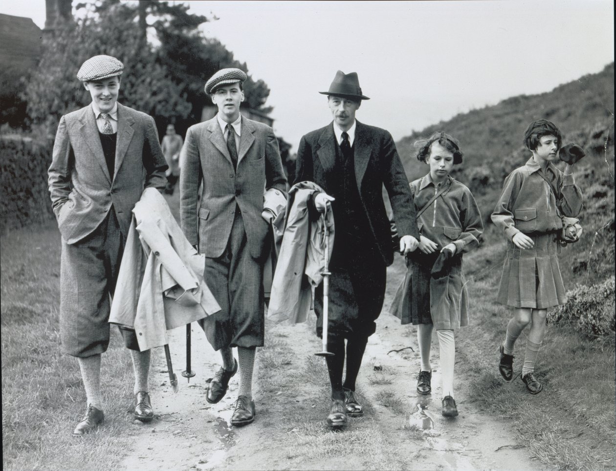 10° Duca con i suoi quattro figli, Billy, Andrew, Anne ed Elizabeth a Bolton Abbey, c.1938 da William M. Timlin