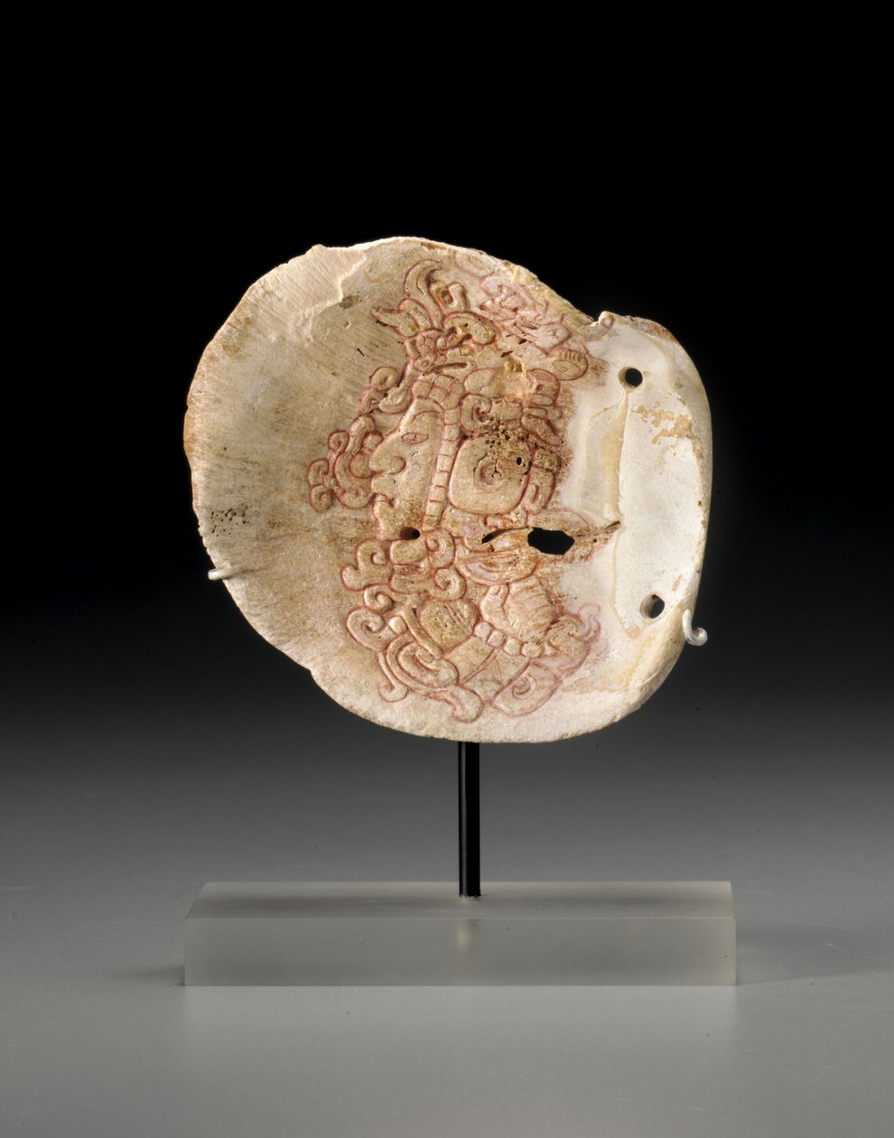 Un pettorale di conchiglia Maya con il profilo del torso di un dignitario, c.450-650 da Unbekannt