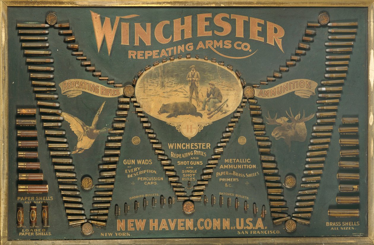 Esposizione di cartucce Winchester, con una selezione completa di cartucce per fucili in metallo, ottone e carta disposte in forma di una 