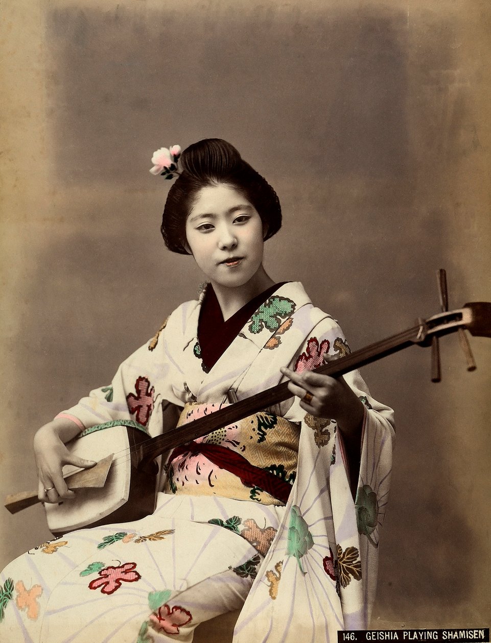 Una geisha che suona lo shamisen (foto colorata) da Unbekannter Künstler