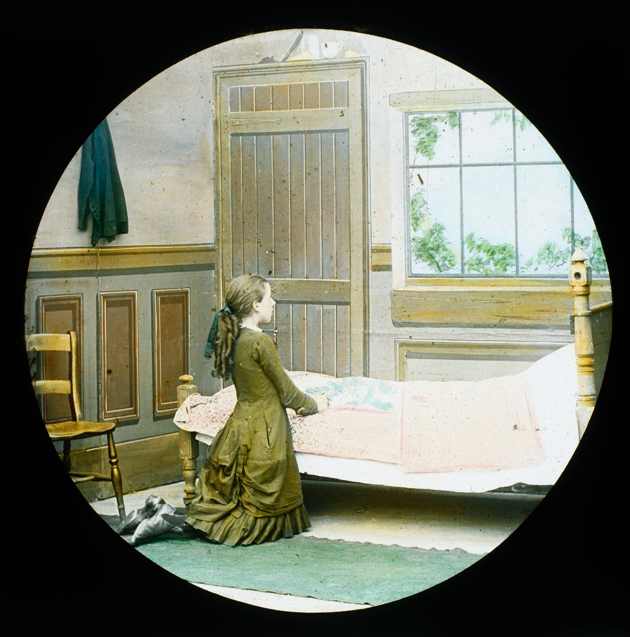 Una ragazza inginocchiata in preghiera accanto al suo letto, diapositiva della lanterna magica, c 1890 da Unbekannt