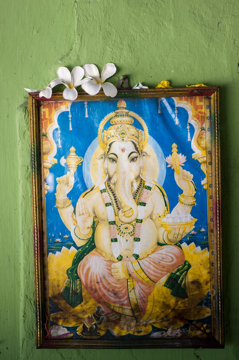 Dipinto della divinità con testa di elefante Ganesh, sul muro di un tempio, nel villaggio di Kovil, a Tirukovil, Sri Lanka. 29 maggio 2010. (foto) da Unbekannt