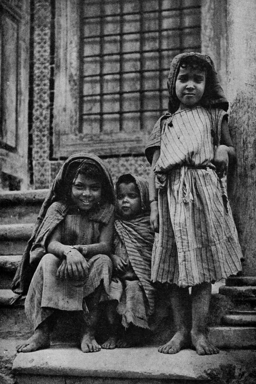 Africa. Arabi mendicanti per strada fuori da una moschea a Tunisi. 1920 da Unbekannt