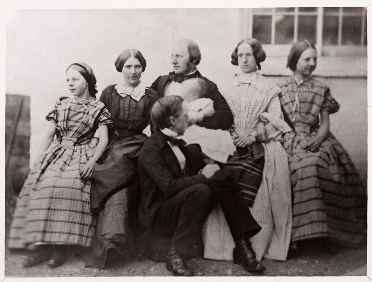 Alexander Parkes, inventore e chimico inglese, con la sua famiglia, c 1870 da Unbekannt