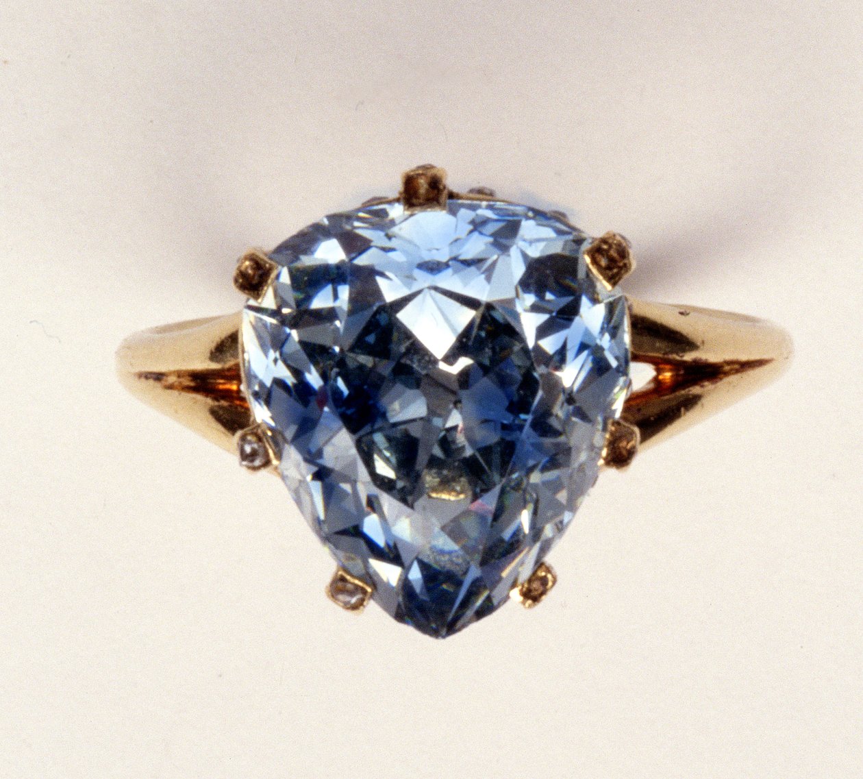 Anello antico con taglio fantasia, il diamante blu-grigio pesa 5,45 carati, una volta appartenuto a Maria Antonietta da Unbekannt