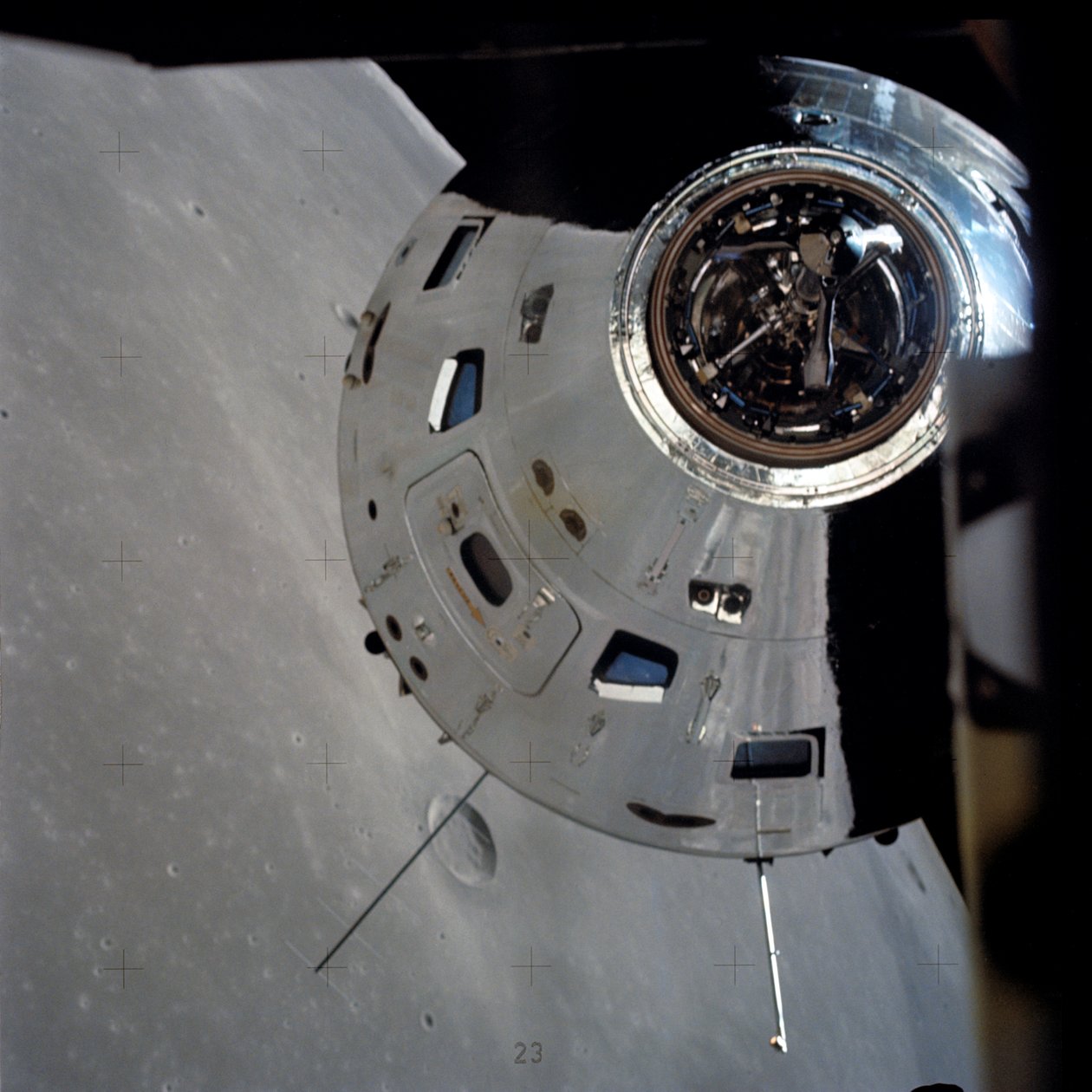 Moduli Comando/Servizio Apollo 17 fotografati dal modulo lunare in orbita da Unbekannt