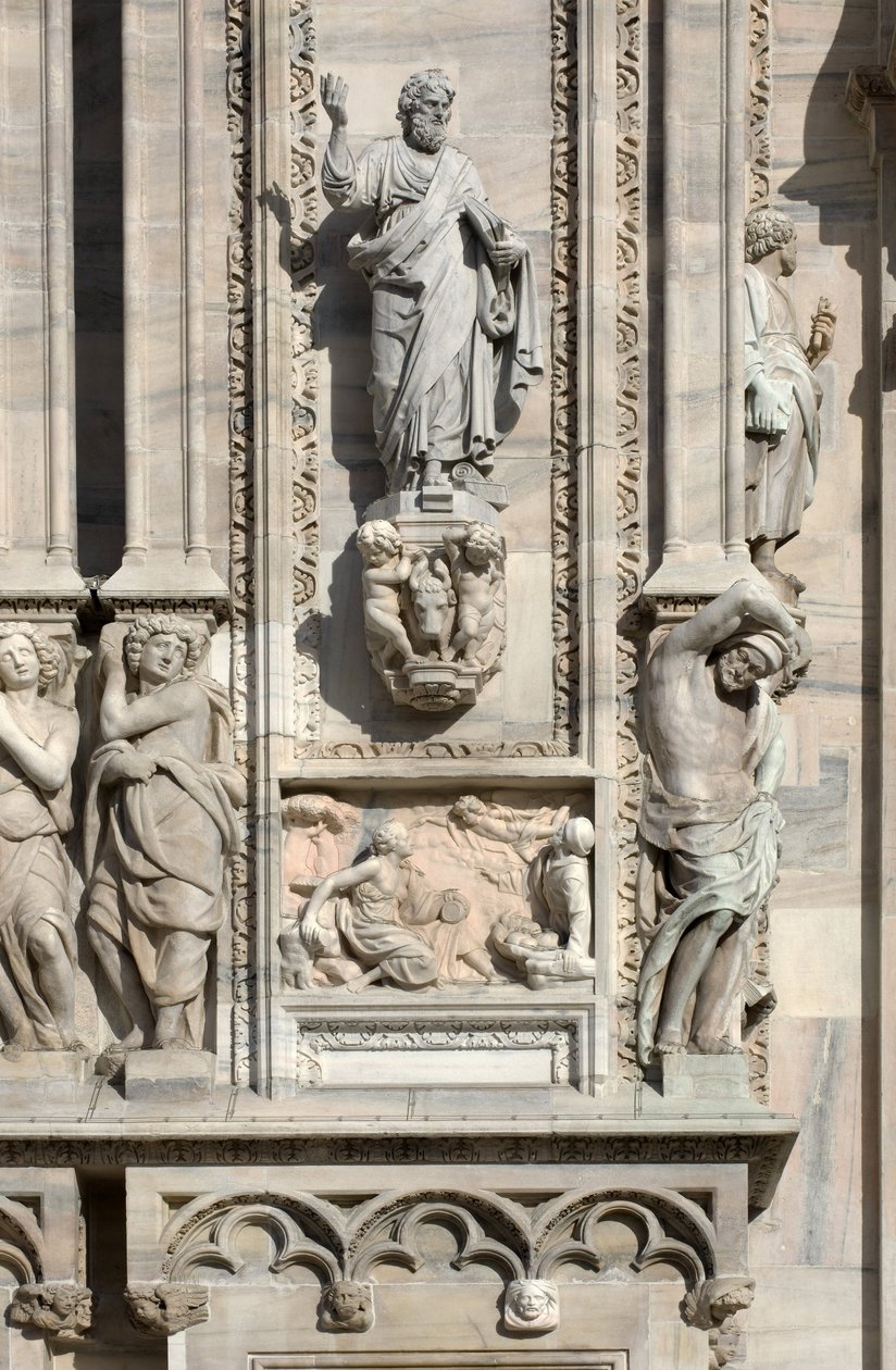 Architettura: statua di San Luca (1811), e basso rilievo rappresentante l