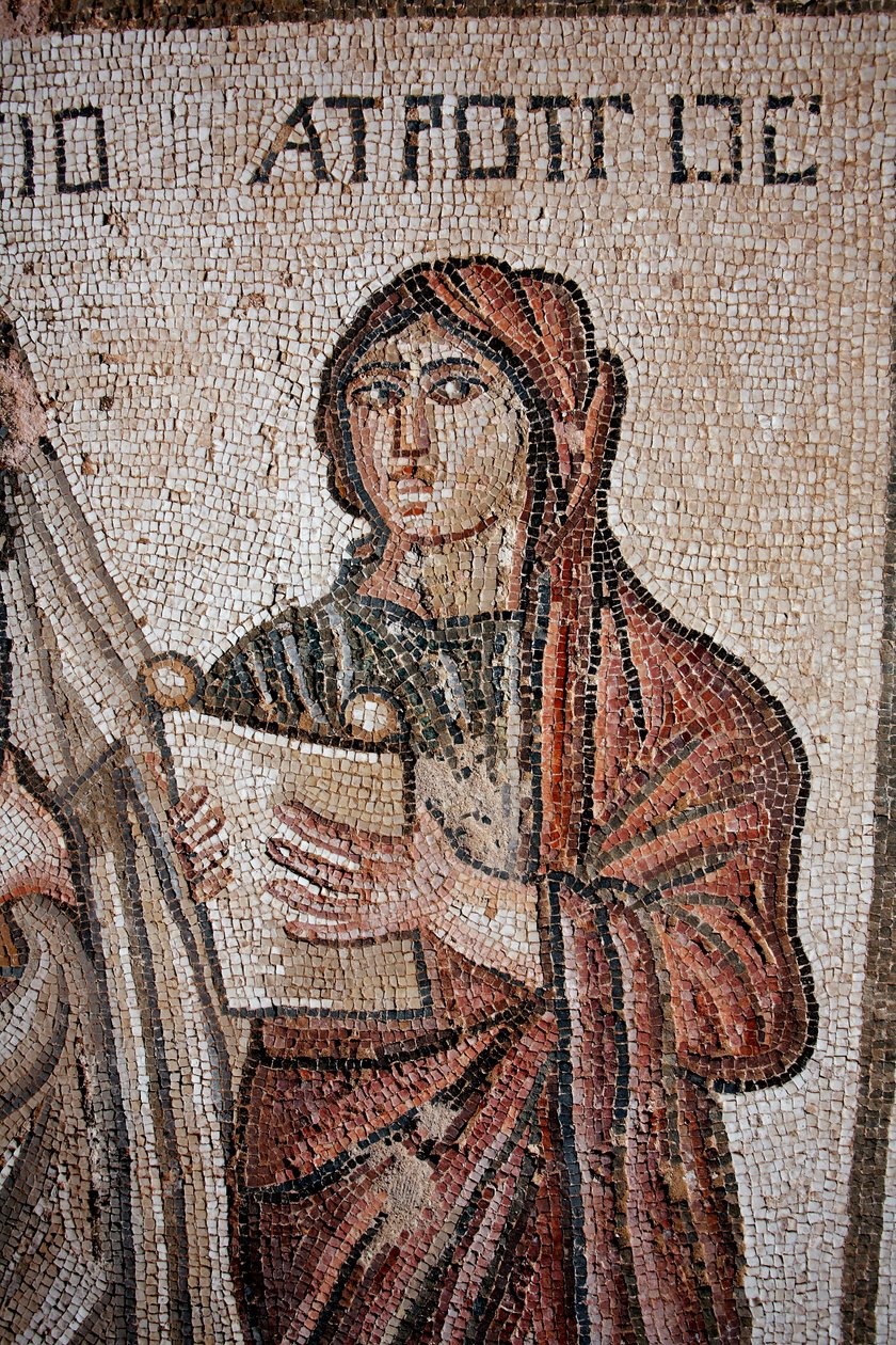 Atropo - Una delle tre Parche rappresentata con una pergamena aperta su cui era iscritta la vita di Achille - Dettaglio del pannello che rappresenta il primo bagno di Achille - Mosaici di Paphos, Villa di Teseo, V secolo d.C. - Cipro da Unbekannt