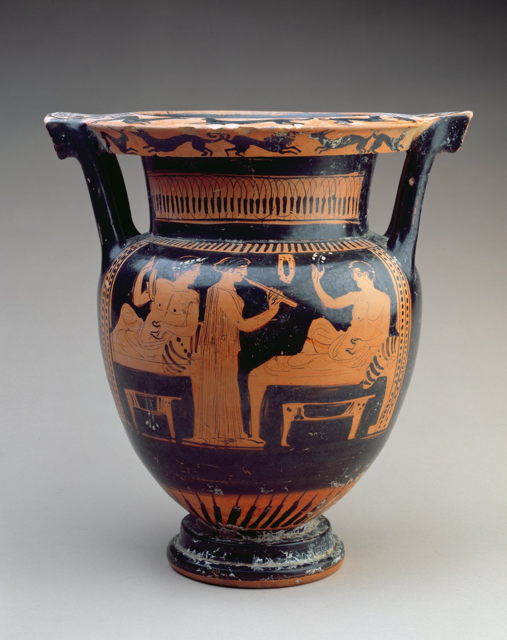 Cratere a colonna attico a figure rosse con una scena di simposio di un suonatore di flauto tra due uomini reclinati, greco, c.420 a.C. (ceramica) da Unbekannt