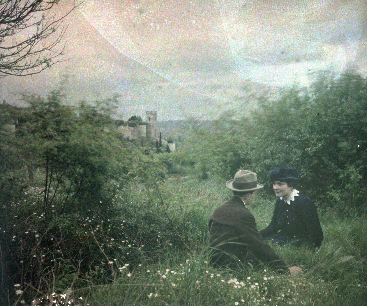 Autochrome anonimo - Touraine e i suoi castelli: La coppia di C vicino al castello, Chinon, Francia da Unbekannter Künstler