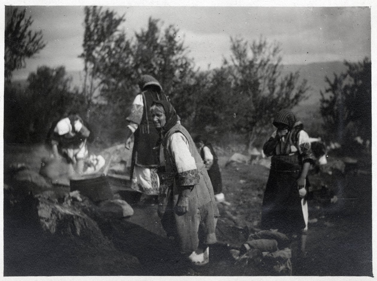 Penisola balcanica: donne davanti a una pentola sul fuoco - Cartolina 1914-1918 da William M. Timlin
