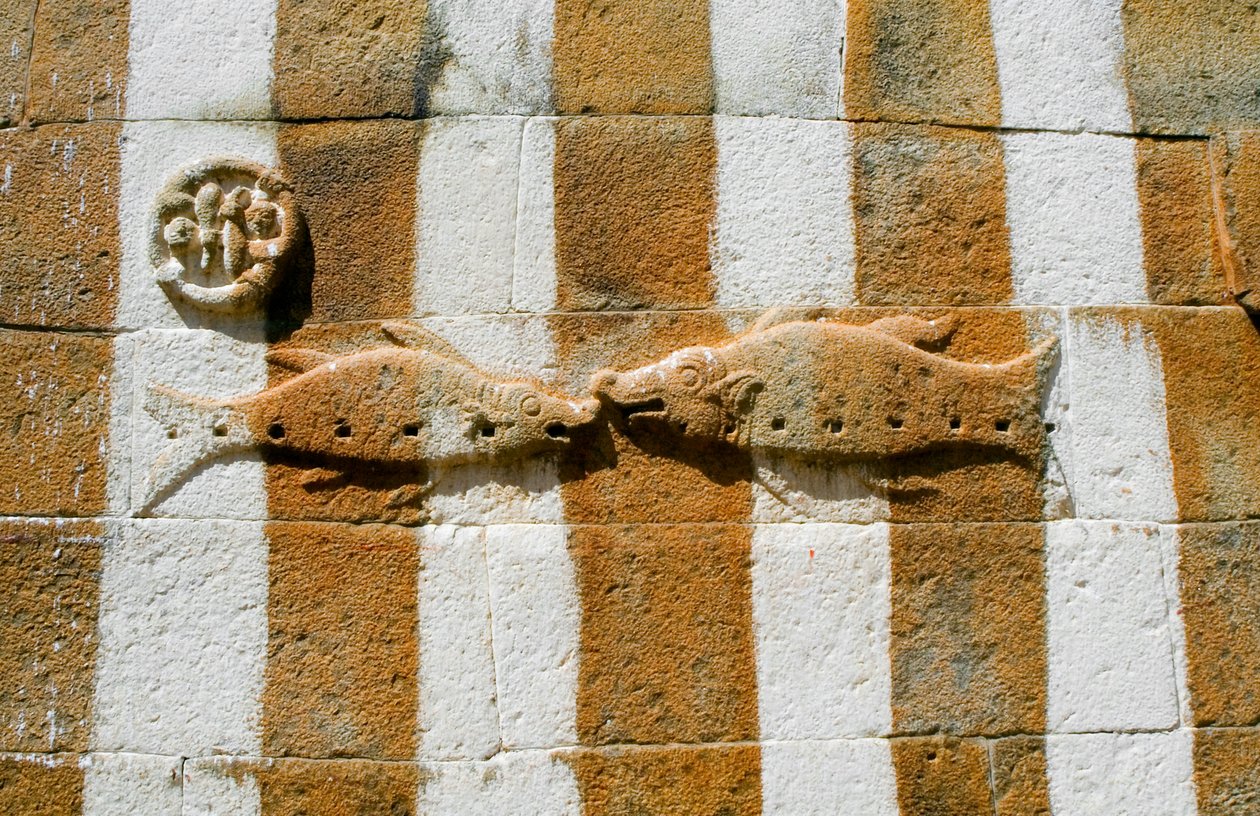 Bassorilievo di due pesci sull