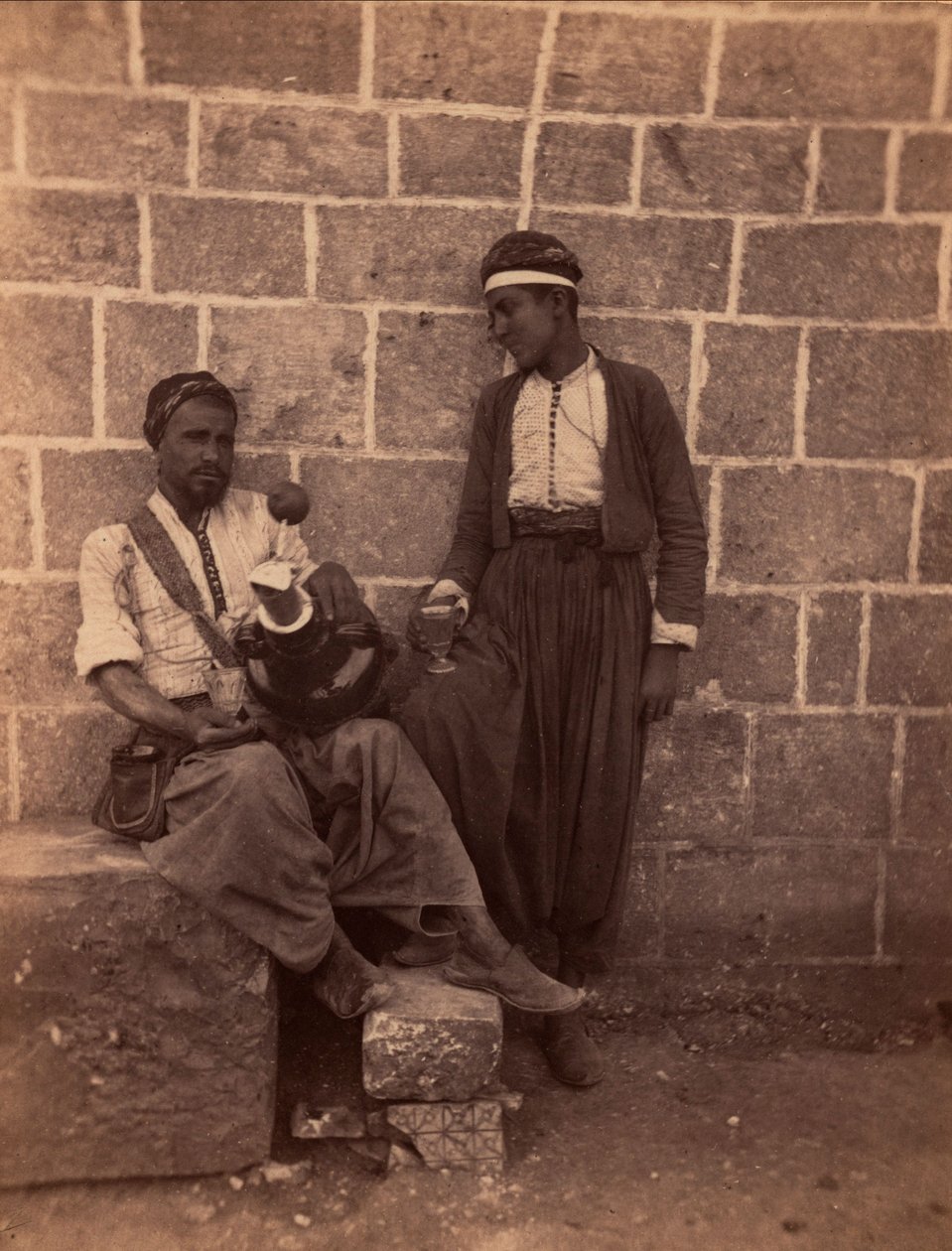 Venditori di limonata a Beirut. Fotografia di Charles Lallemand (1826-1904) in 