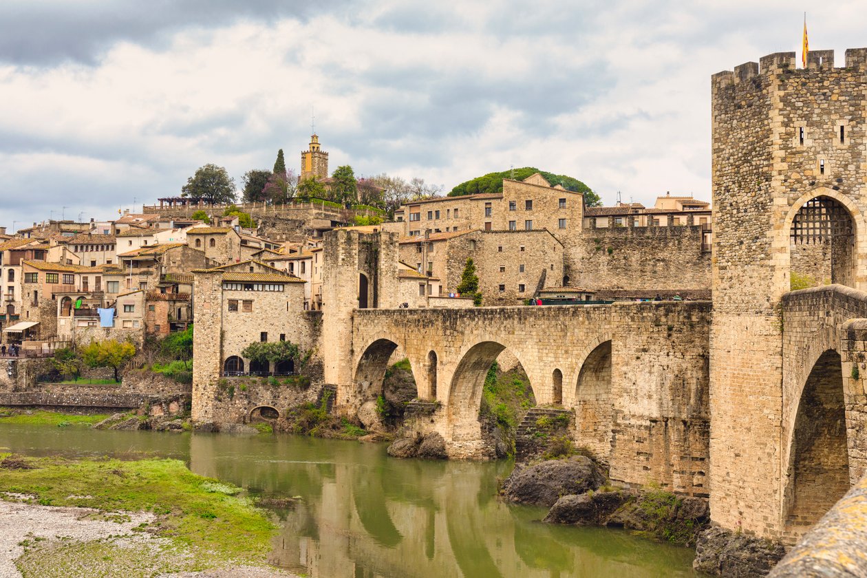 Besalu, Provincia di Girona, Catalogna, Spagna, 2018 da Unbekannter Künstler