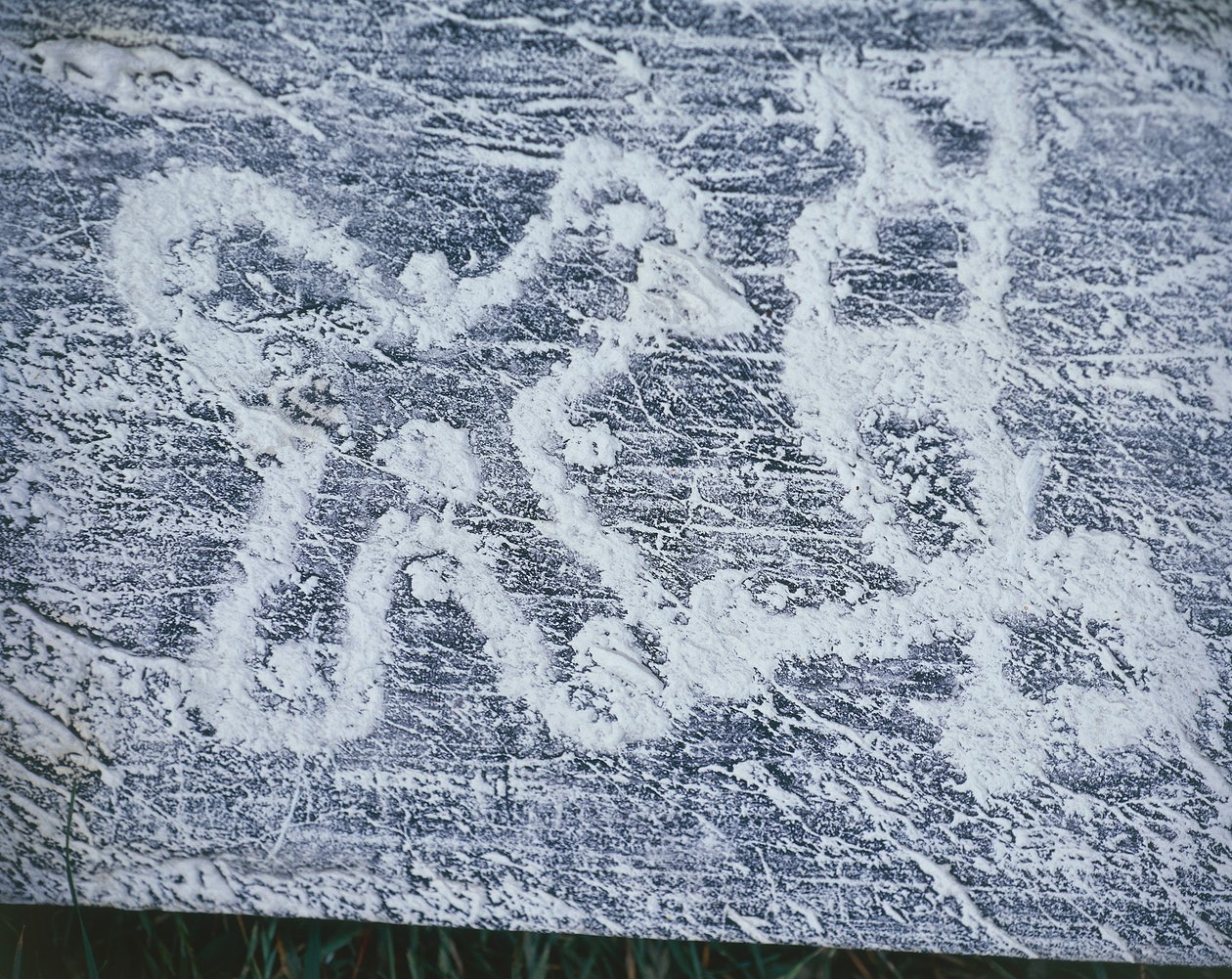 Rosa camuna, copia di incisioni rupestri nella Valle Camonica, disegno a carboncino, tecnica del frottage da Benjamin Baud