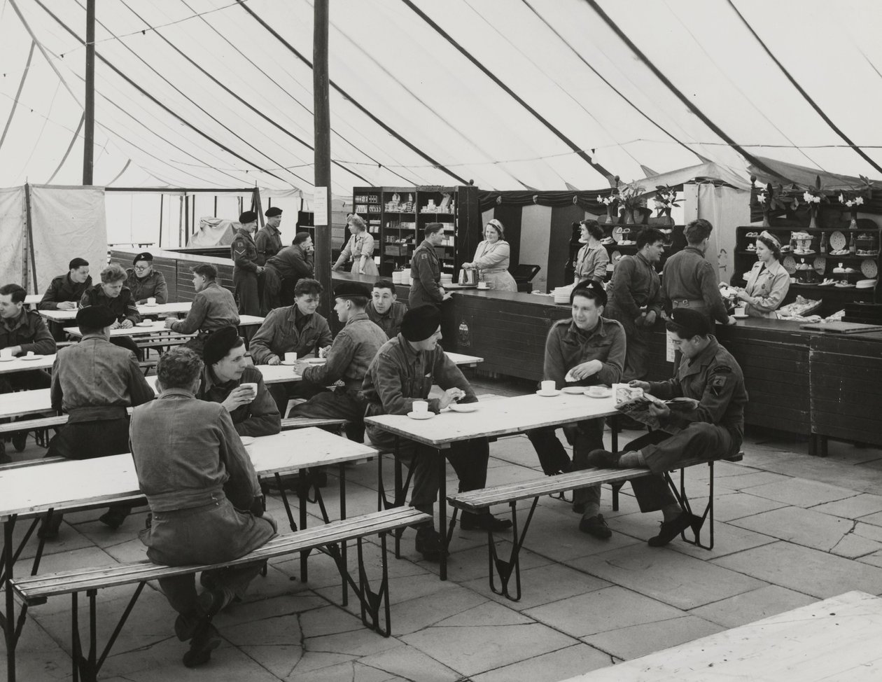 Tenda della mensa, Campo Estivo di Weybourne, aprile 1954 (foto in bianco e nero) da Unbekannt
