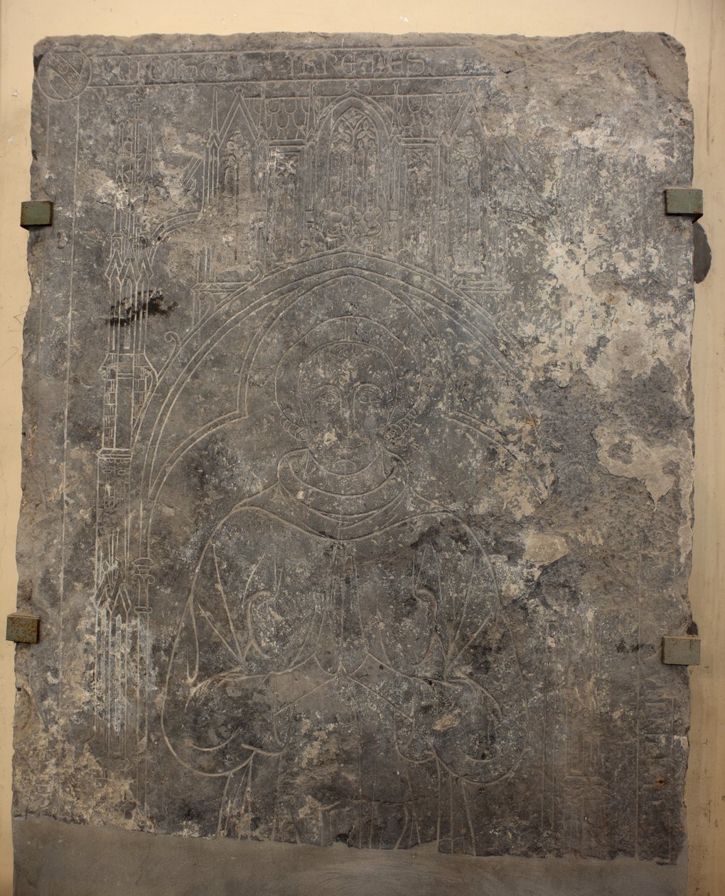 Collezione della cattedrale. Frammento di una lastra di pietra. Bassorilievo. Un funzionario della chiesa. Chiesa di origine (Saint-Quentin di Tournai. Fine XIII secolo). (dettaglio) da Unbekannter Künstler