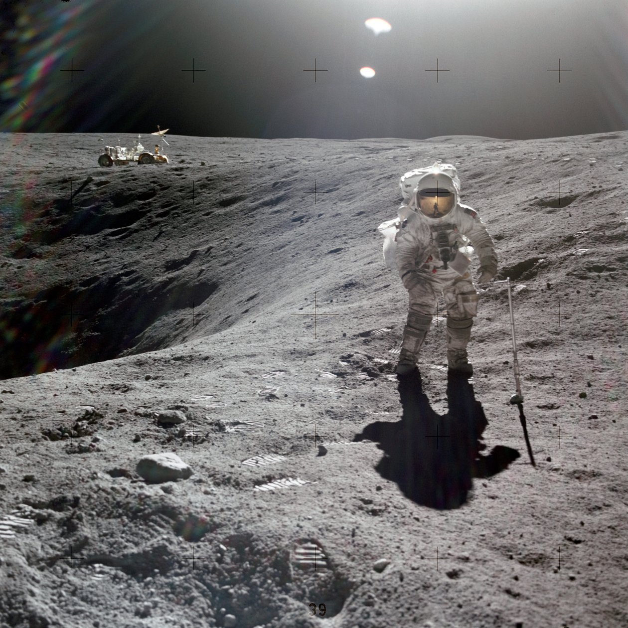 Charles M. Duke Jr., pilota del modulo lunare della missione Apollo 16, raccoglie campioni lunari al bordo del Cratere Plum, aprile 1972 da Unbekannt