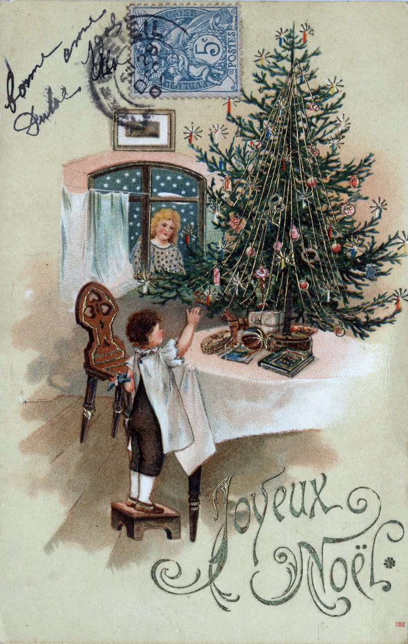 Cartolina di auguri di Natale: un bambino davanti a un albero di Natale posa su un tavolo, osservato da un angelo alla finestra - Cartolina datata 1905 da Unbekannt