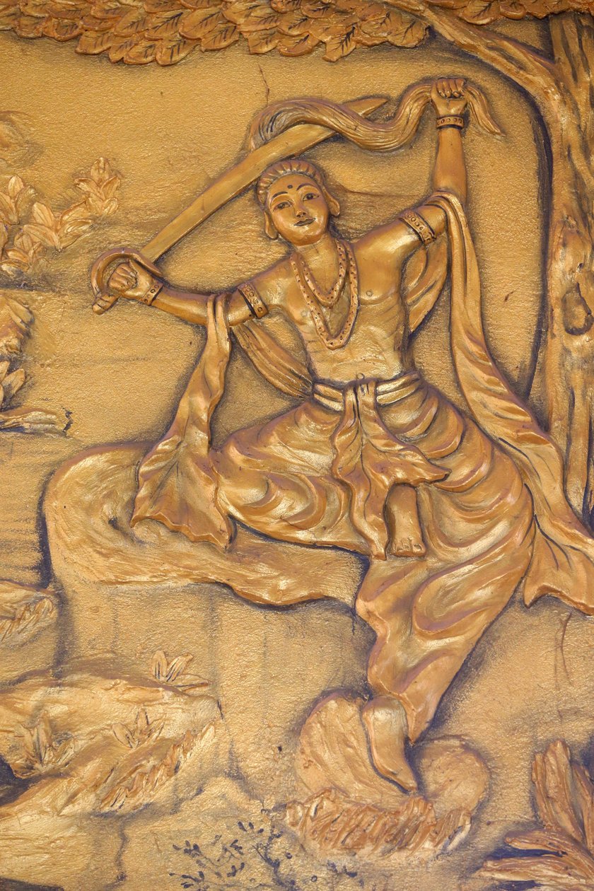Pagoda buddista Chua Thiep Long. La Grande Tonsura: il Buddha si taglia i capelli con la spada. Poi cambiò i vestiti da principe per una veste da mendicante. Poi iniziò la sua ricerca dell