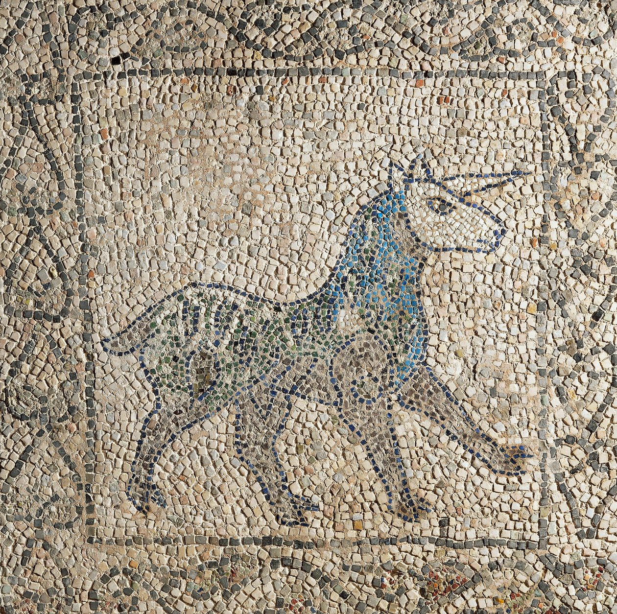 Chiesa di San Giovanni Evangelista, Quarta Crociata, Frammenti di pavimenti a mosaico che rappresentano un unicorno, Ravenna, Emilia-Romagna, Italia da Benjamin Baud