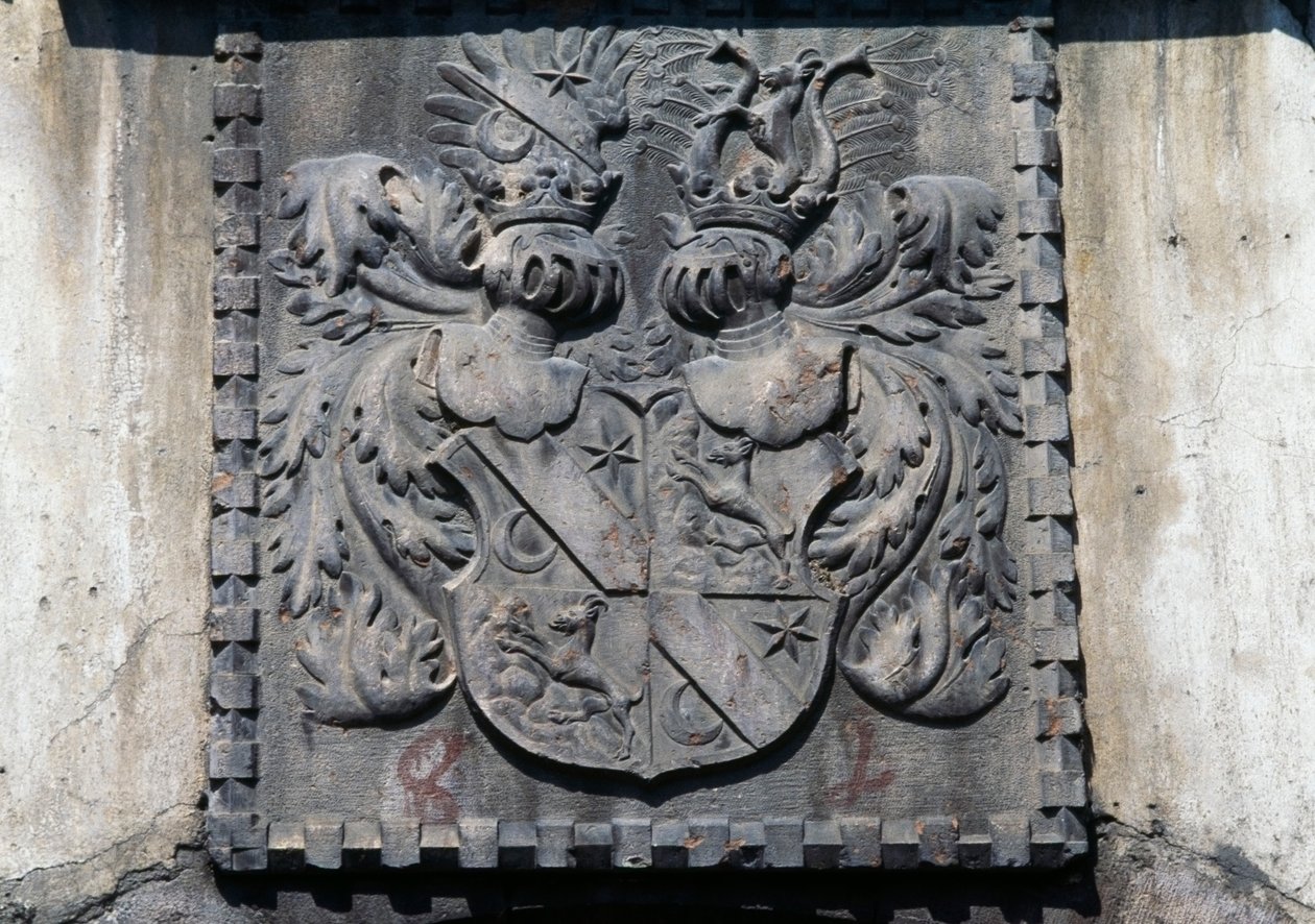 Stemma su porta di legno di una casa a Lavis, Trento, Trentino-Alto Adige, Italia da Benjamin Baud