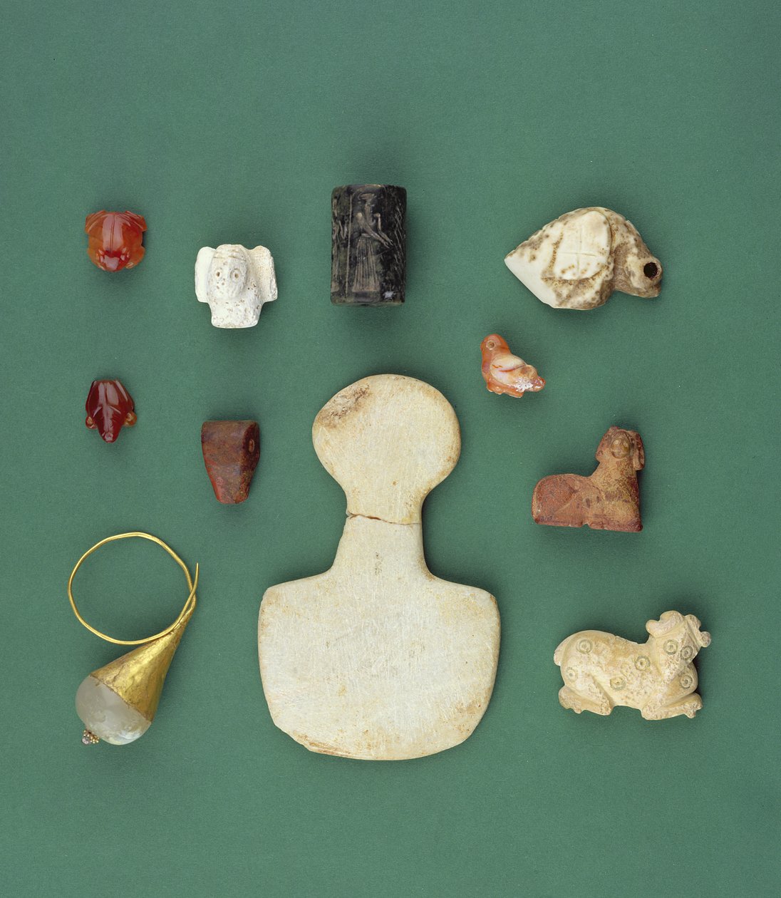 Collezione di oggetti del Mediterraneo orientale tra cui un amuleto di avvoltoio sumero, un sigillo di serpentino accadico e una rana di corniola mesopotamica, datati tra il 3300 e il 2000 a.C. da Unbekannt