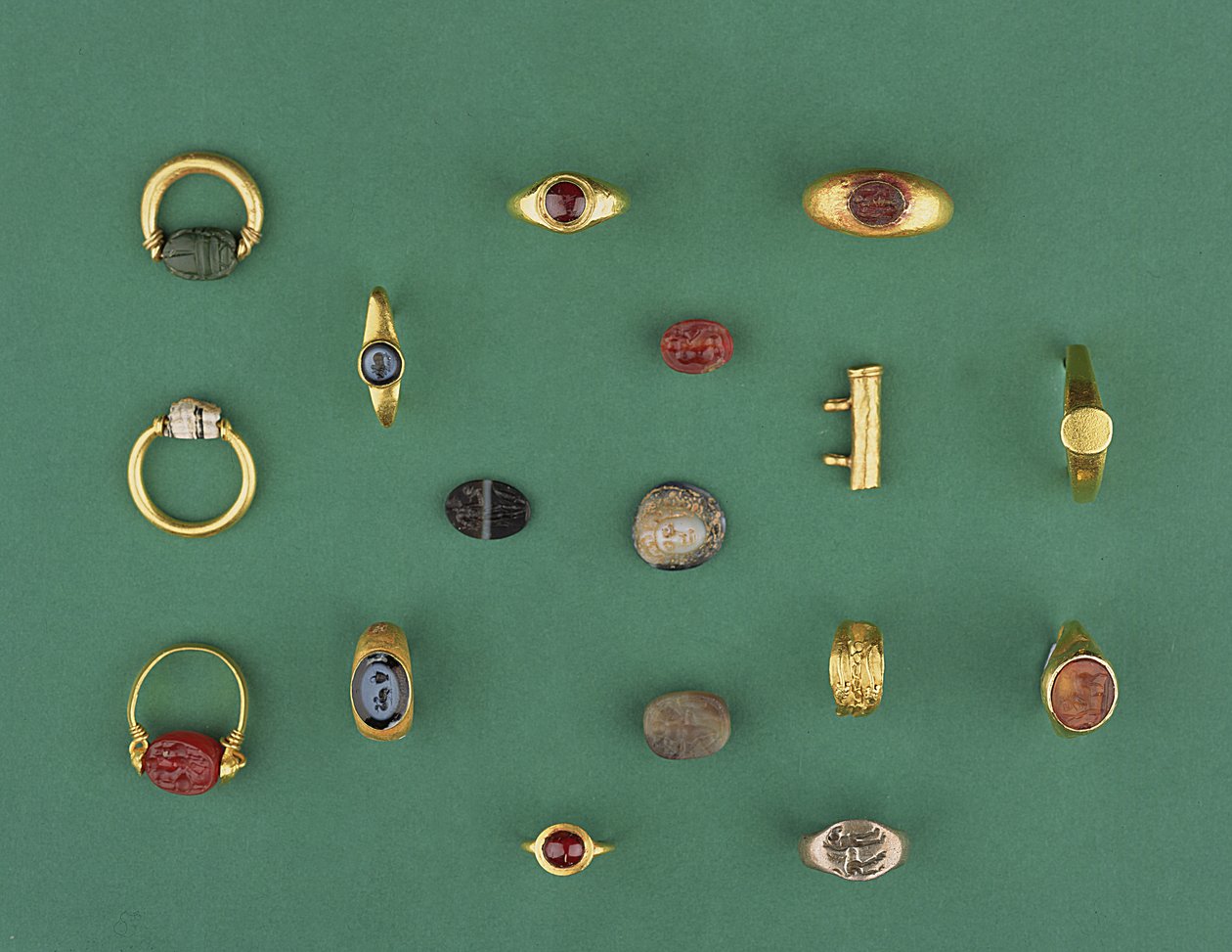 Collezione di gioielli romani, etruschi ed ellenistici tra cui un anello con scarabeo fenicio, un cammeo, portafortuna e un intaglio in agata, dal VI secolo a.C. al IV d.C. da Unbekannt