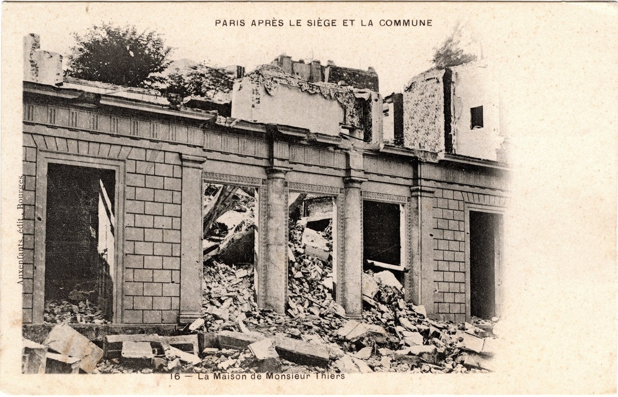 Comune di Parigi (1871): la dimora di Adolphe Thiers fu distrutta a seguito della confisca dei suoi beni nel maggio 1871. Stampa su cartone, Dim. 9x14 cm da Unbekannt