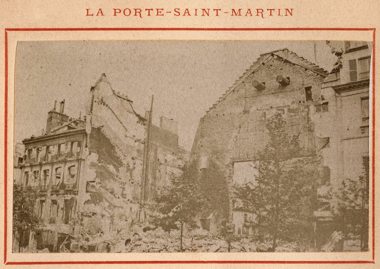 Comune di Parigi (1871): veduta della Porta Saint Martin a Parigi distrutta nel maggio 1871. Fotografia di Pierre Pepetit. Stampa su cartone, Dim. 9x5,4 cm da Unbekannt