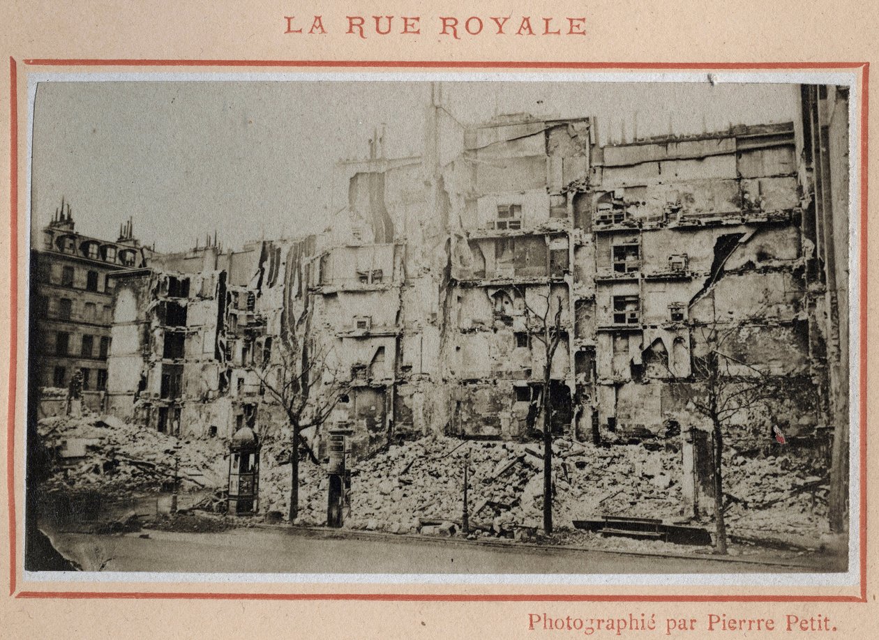 Comune di Parigi (1871): veduta delle rovine su Rue Royale a Parigi nel maggio 1871. Fotografia di Pierre Pepetit. Stampa su cartone, Dim. 9x5,4 cm da Unbekannt