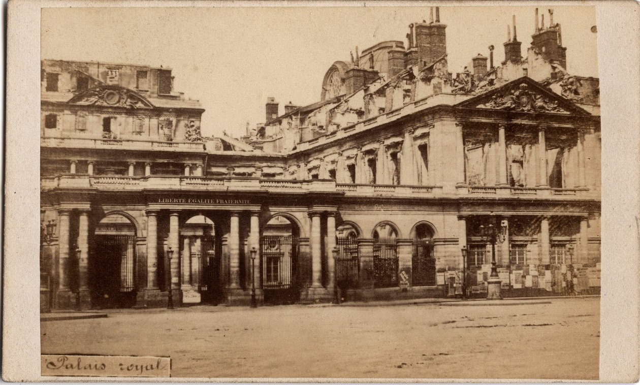 Comune di Parigi (1871): veduta del Palais-Royal dopo l
