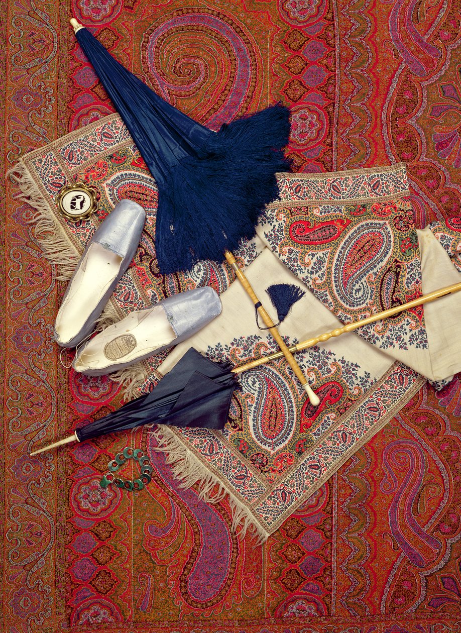 Accessori per costumi 1845-70, inclusi scarpe di Slade di Cheltenham e gioielli da Unbekannt