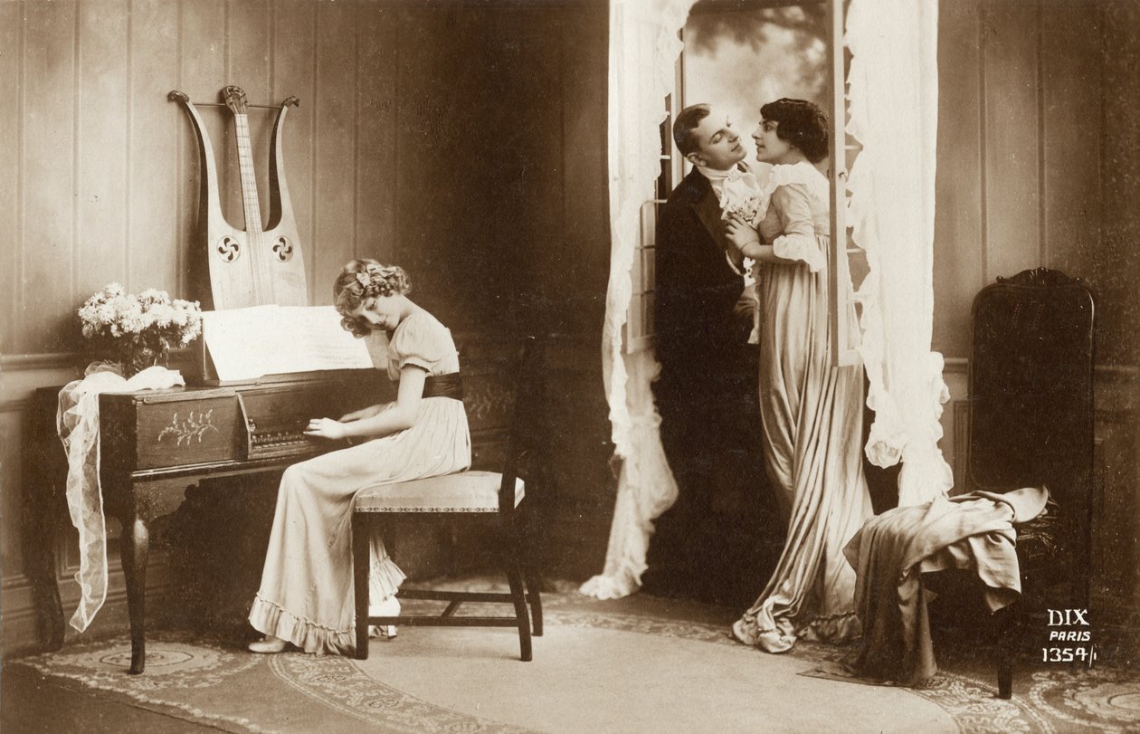 Coppia in corteggiamento e giovane ragazza che suona il pianoforte, Parigi, c.1920 (cartolina) da Unbekannter Künstler