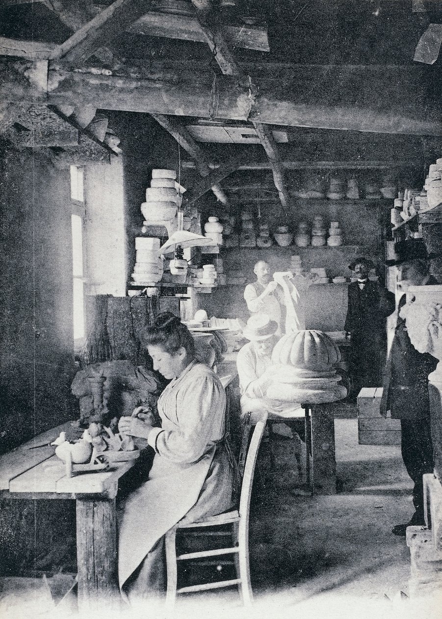Artigiani al lavoro nella produzione di ceramiche d