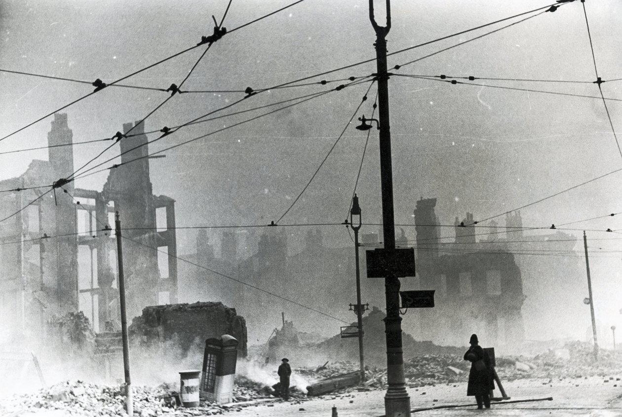 Piazza Derby a Liverpool dopo un raid di bombardamento tedesco da Unbekannt