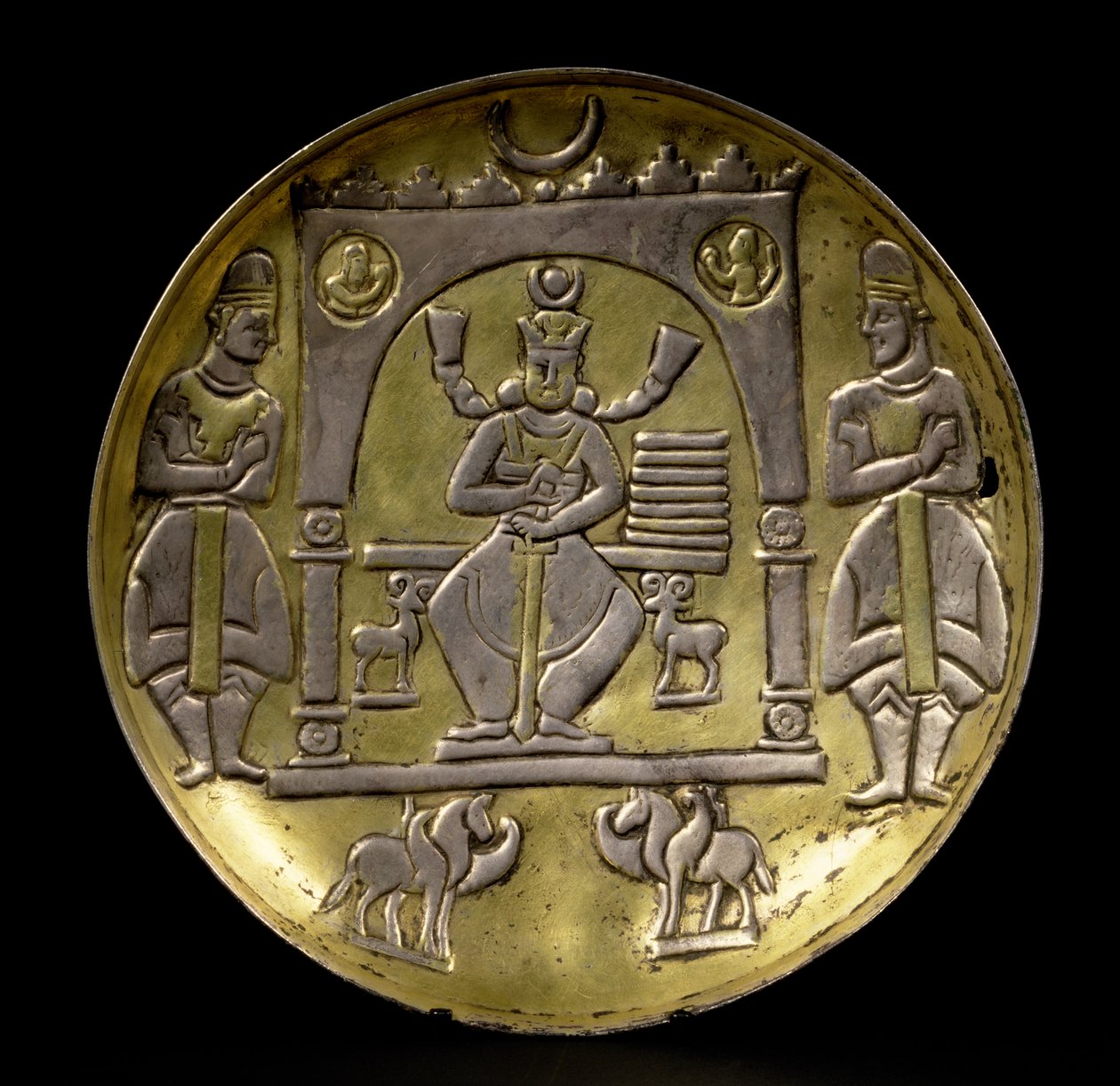 Piatto raffigurante un re in trono affiancato da due piccoli stambecchi seduti in un padiglione sostenuto da due cavalli alati con due attendenti, base ad anello, Sasanide da Unbekannt