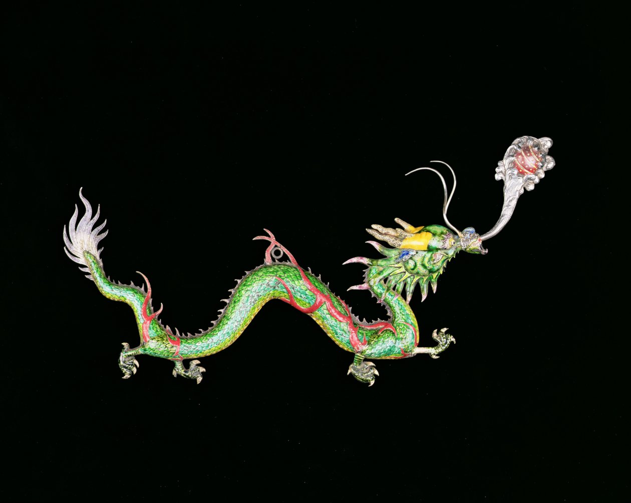 Drago che insegue una perla fiammeggiante, dettaglio decorativo dalla base di un giardiniere d