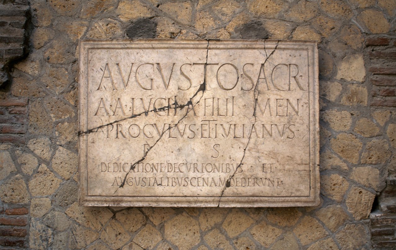 Epigrafe su marmo, collegio degli Augustali, sito archeologico di Ercolano (Lista del Patrimonio Mondiale dell