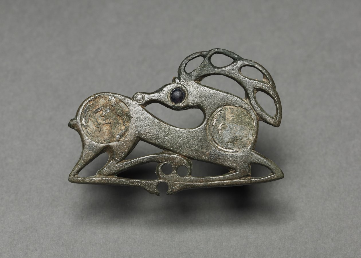 Fibula a forma di cervo sdraiato, c.400 da Unbekannt