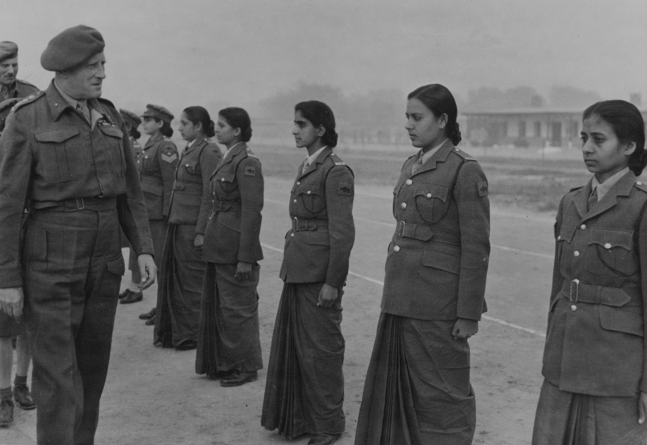 Il Maresciallo di Campo Sir Claude Auchinleck ispeziona i membri del Corpo Ausiliario Femminile, India da Unbekannt