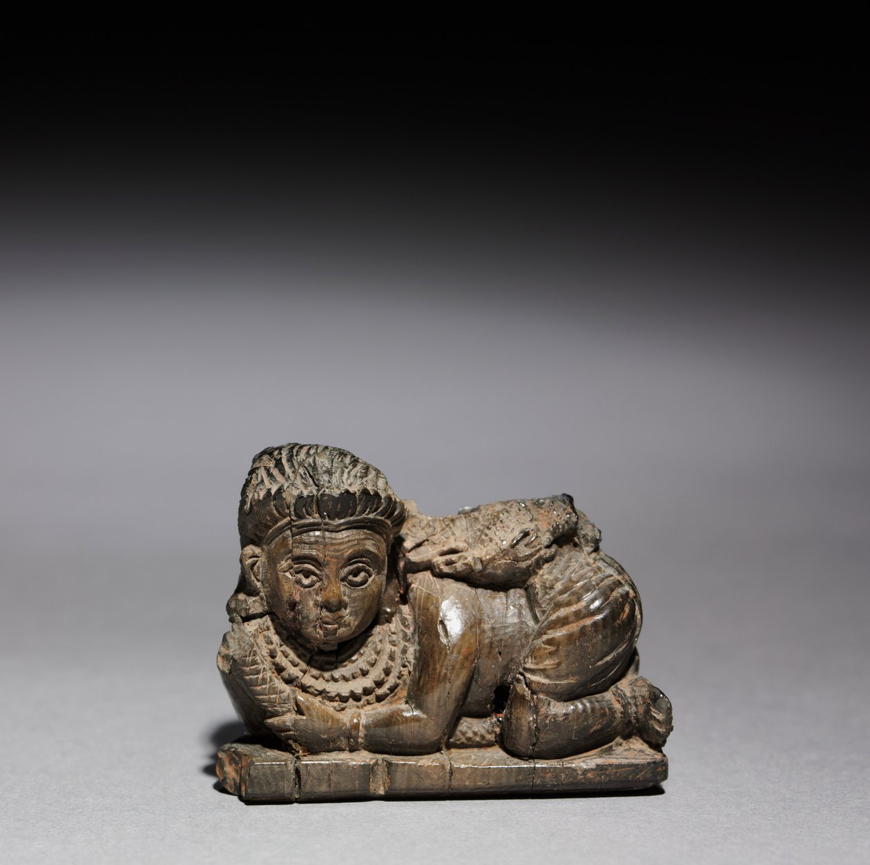 Figurina di una donna accovacciata, 900-800 a.C. da Unbekannt