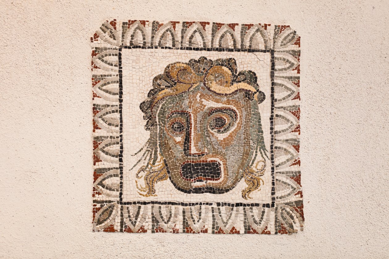 Mosaico pavimentale del I secolo a.C. raffigurante una maschera di Dioniso, da una villa romana vicino a via Ruffinella a Roma, museo nazionale romano, Roma, Italia da Unbekannter Künstler
