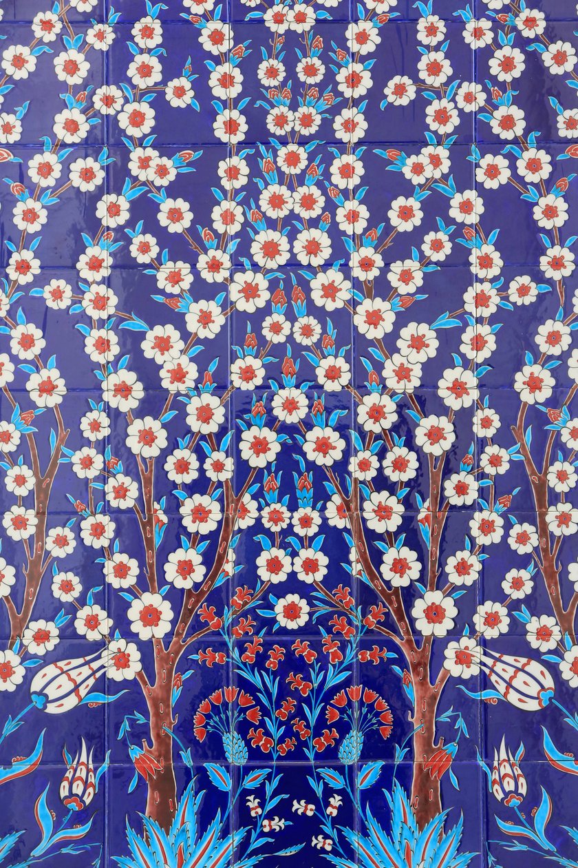 Fiori. Uno degli 80 pannelli di Iznik - piastrelle di ceramica altamente decorate popolari nel XVI secolo - che caratterizzano distintamente gli edifici imperiali e religiosi di Istanbul. Moschea Sheikh Zayed. 1995 da Unbekannt